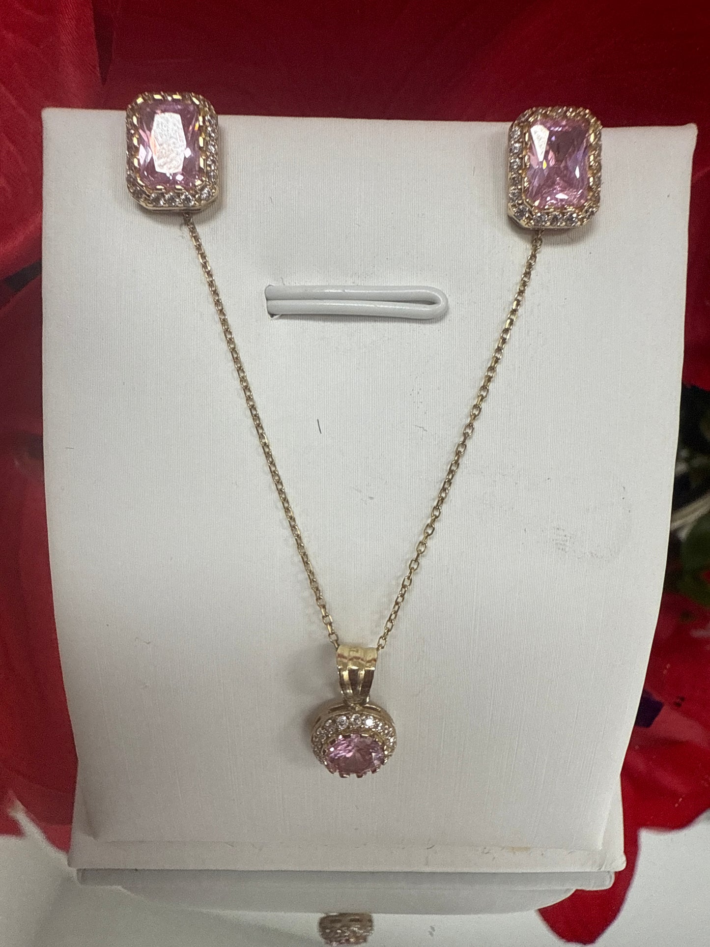 Disfruta de este hermoso conjunto de cadena dije y arete de oro 10k