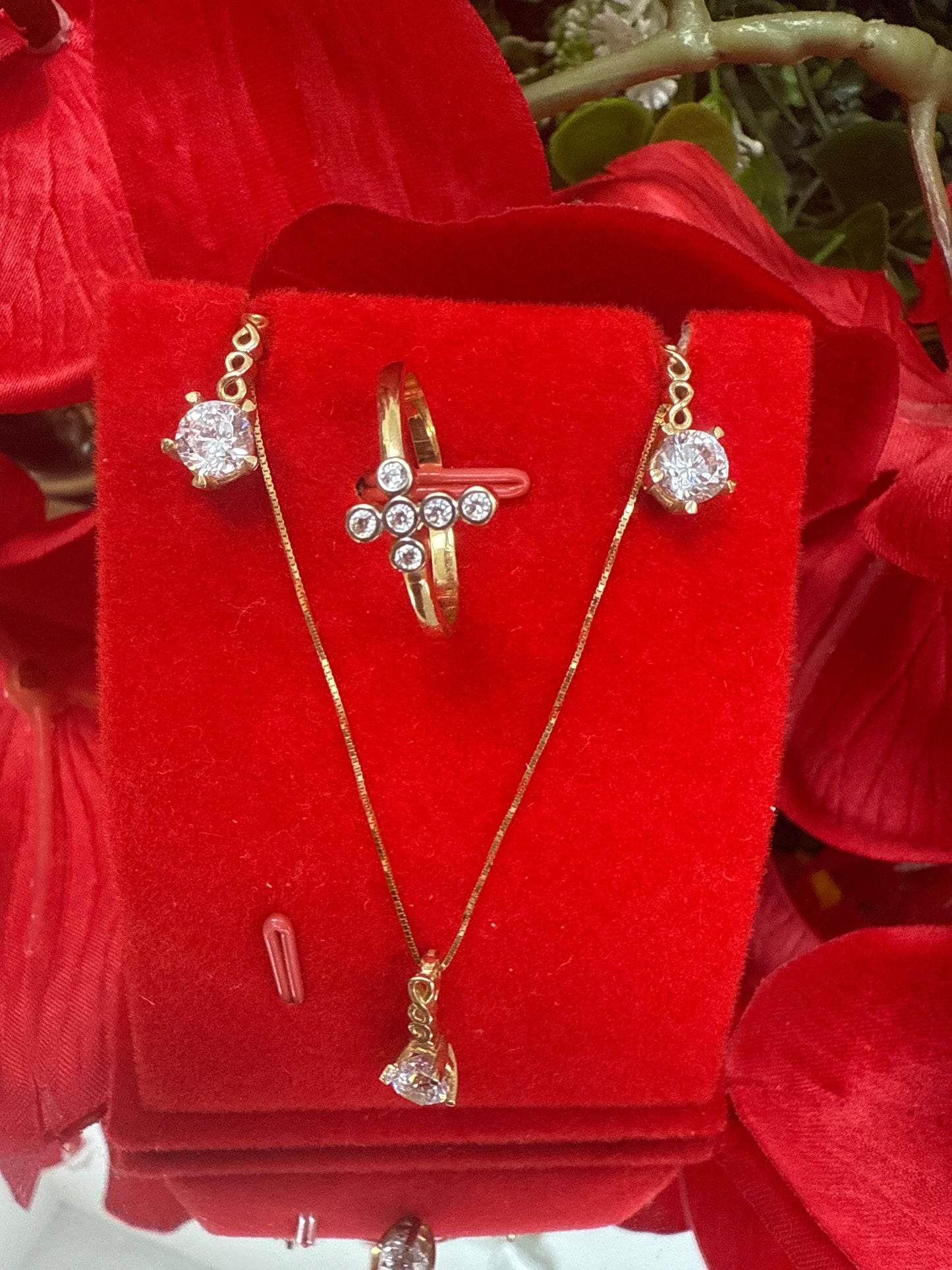 Bello conjunto de arete , cadena ,dije y anillo de 14k para mujer