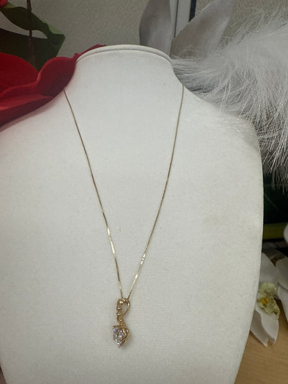 Bello conjunto de arete , cadena ,dije y anillo de 14k para mujer