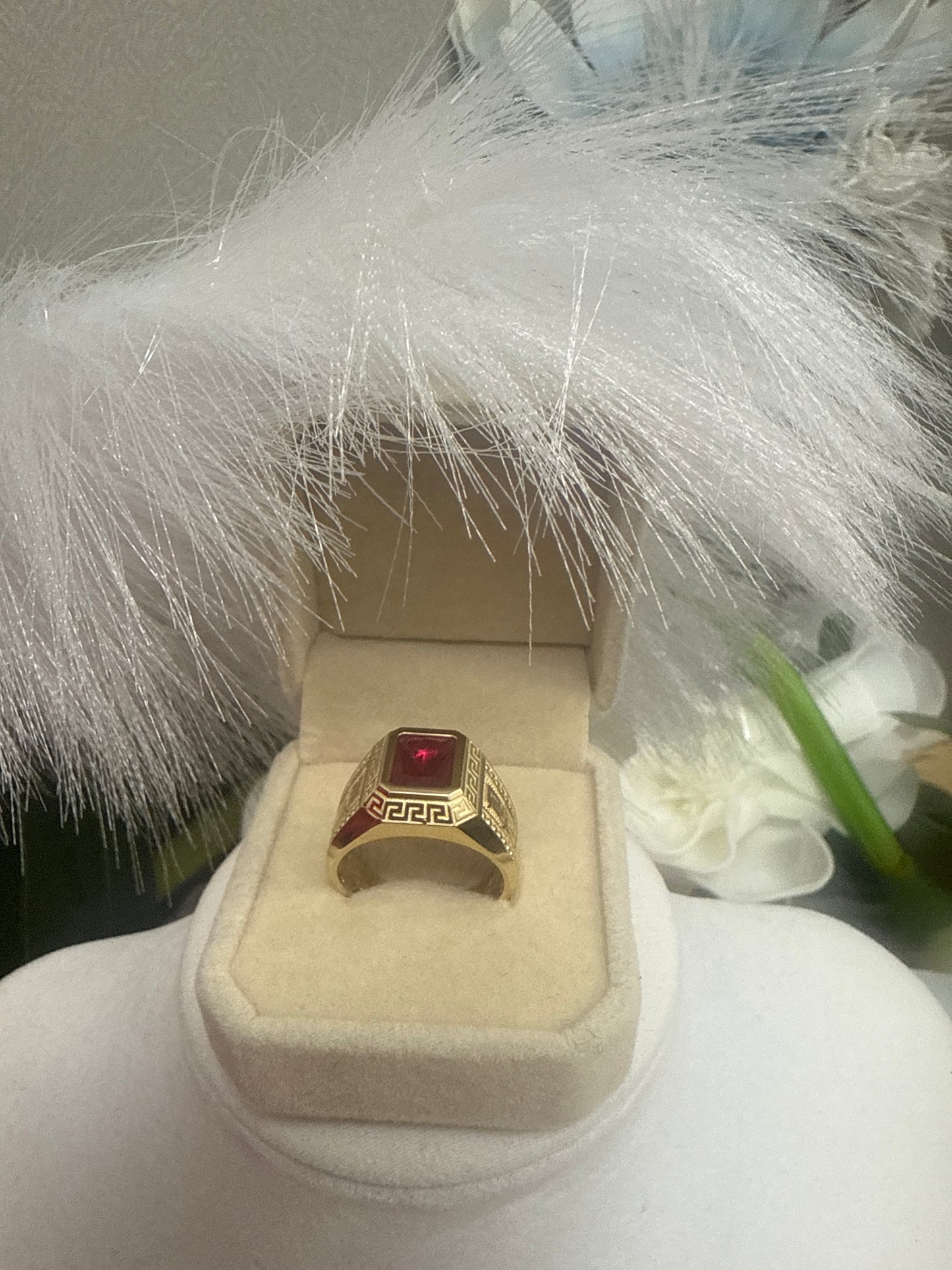 Anillo de hombre con circonia de color roja en oro 10k