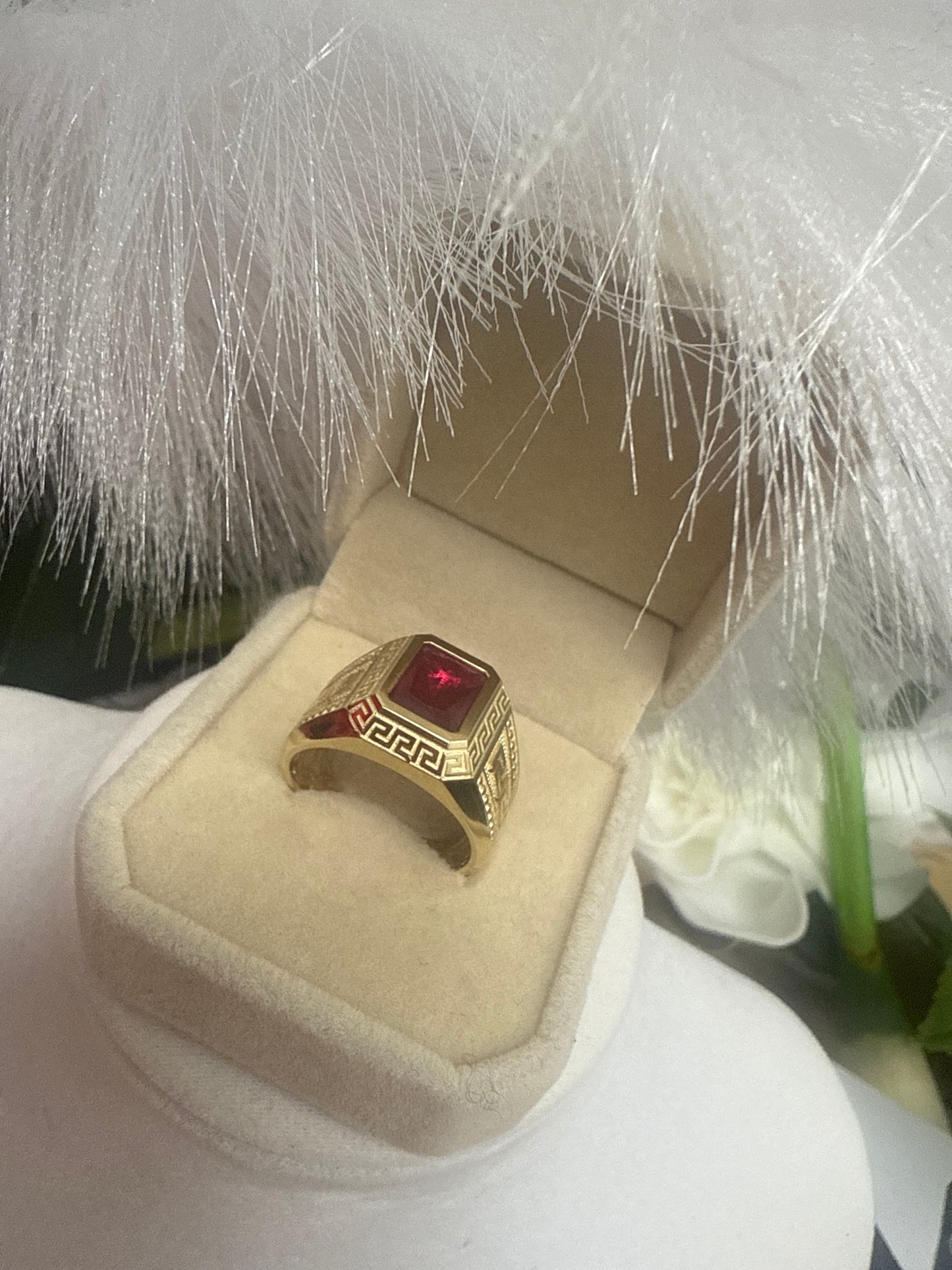 Anillo de hombre con circonia de color roja en oro 10k