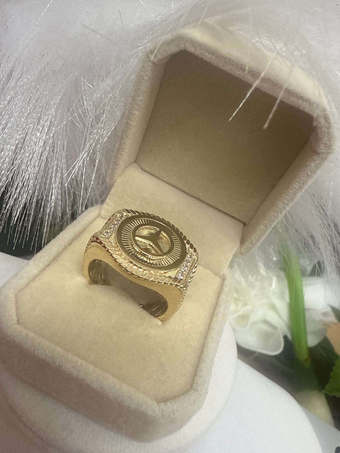 Anillo de hombre de oro 10k con un diseno de la marca mercedes benz .
