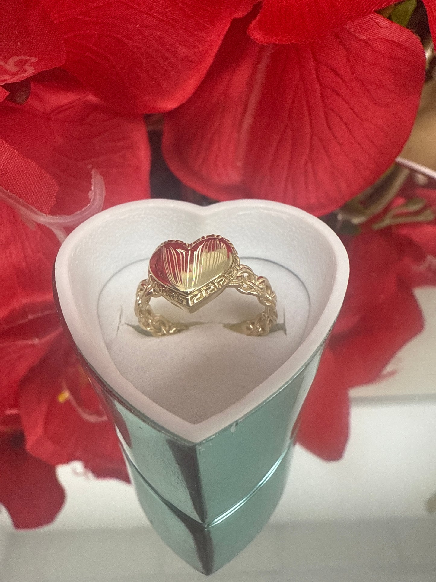 Anillo de mujer de oro 10k de corazon  con bello diseno