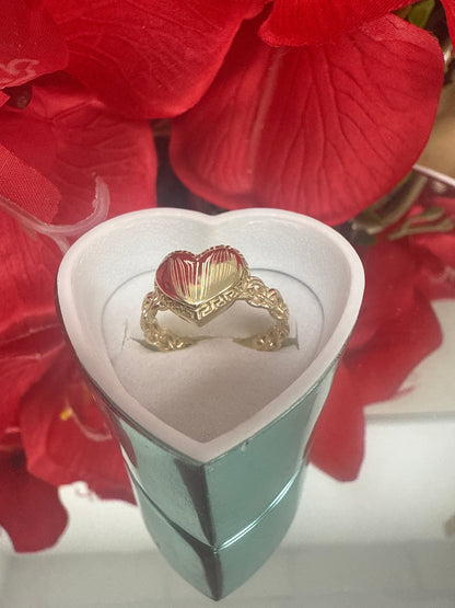 Anillo de mujer de oro 10k de corazon  con bello diseno
