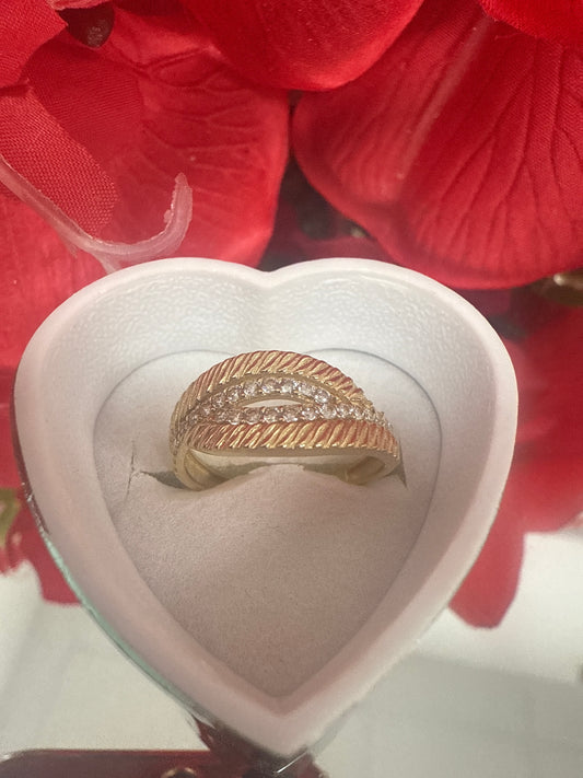 Anillo con diseno de mujer en oro de 10k