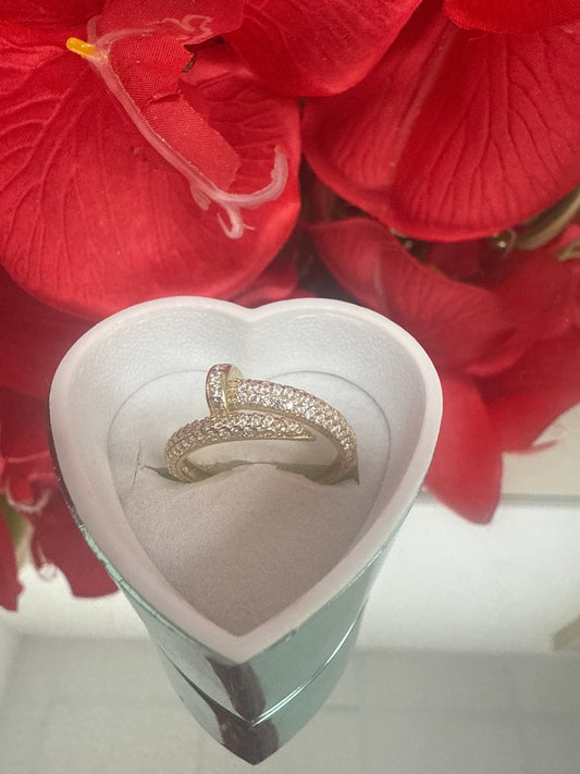 Anillo de clavo de mujer en oro 10k